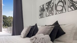 1 bedroom, desk, WiFi, bed sheets - Quiet condo w/ balcony, fast Wi‑Fi & gym (Salt Lake City)