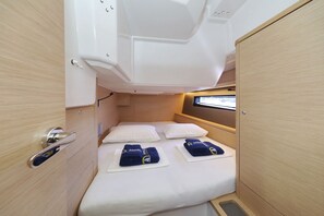 Ein gemütliches, kleines Häuschen mit einem Bett, Kissen und einem Fenster.