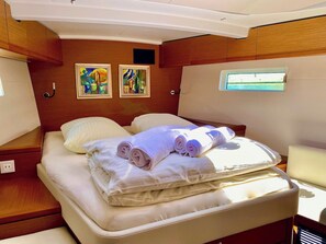 Room - Sibenik Sunshine Sailing: A Luxurious Croatian Beach Experience (Sibenik)
