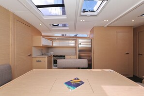 Une pièce compacte avec un lit superposé, une petite kitchenette et des fenêtres de toit.