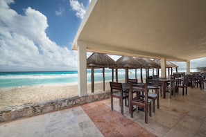Outdoor dining - Luxury Ocean View Villa - Hotel Zone Solymar Condo Villa 12 (Cancún)