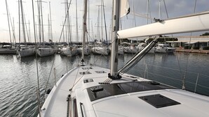 Una marina con diverse barche a vela ormeggiate.