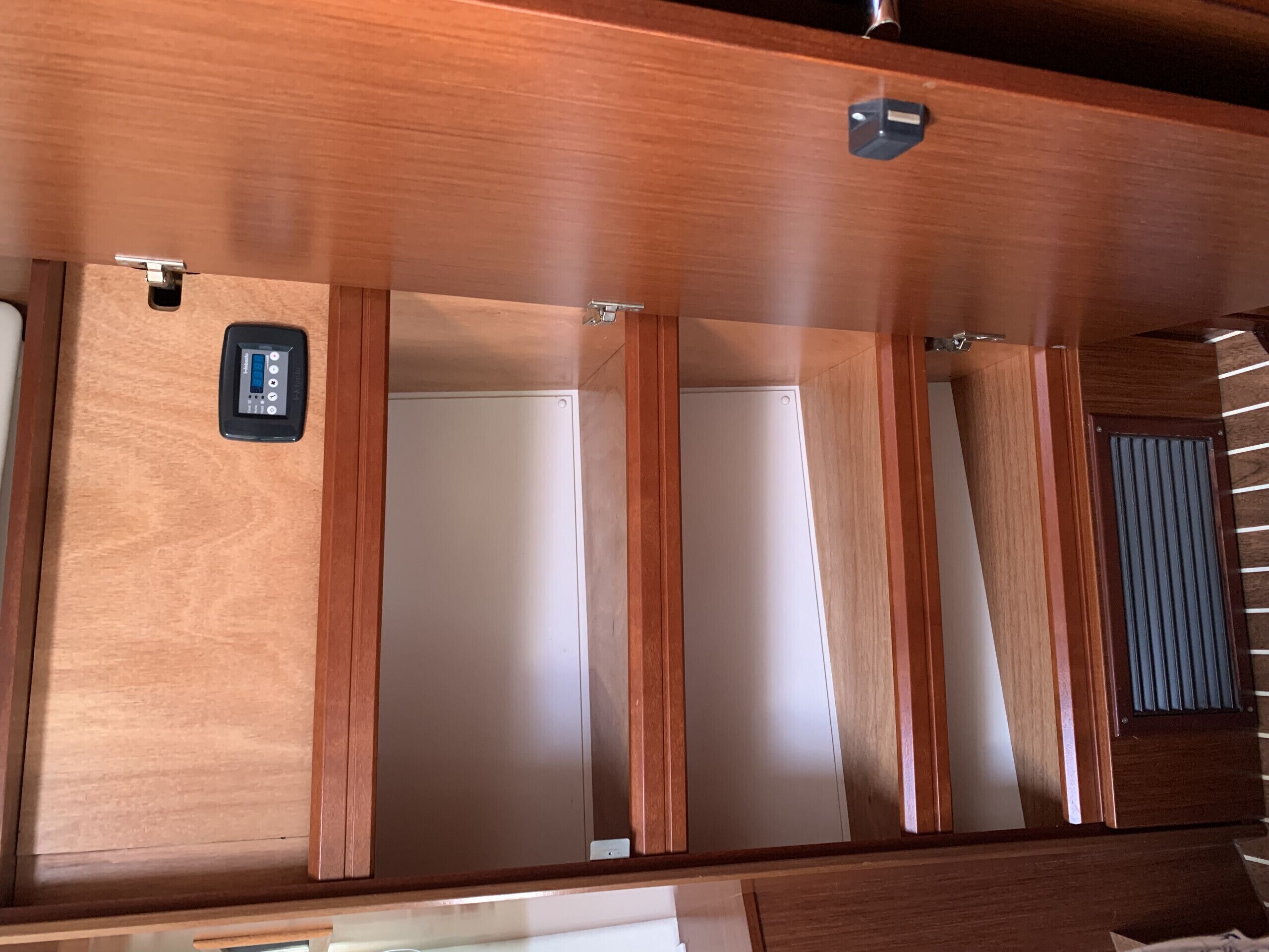 Un intérieur en bois comprenant un panneau de commande, une porte et une fenêtre.