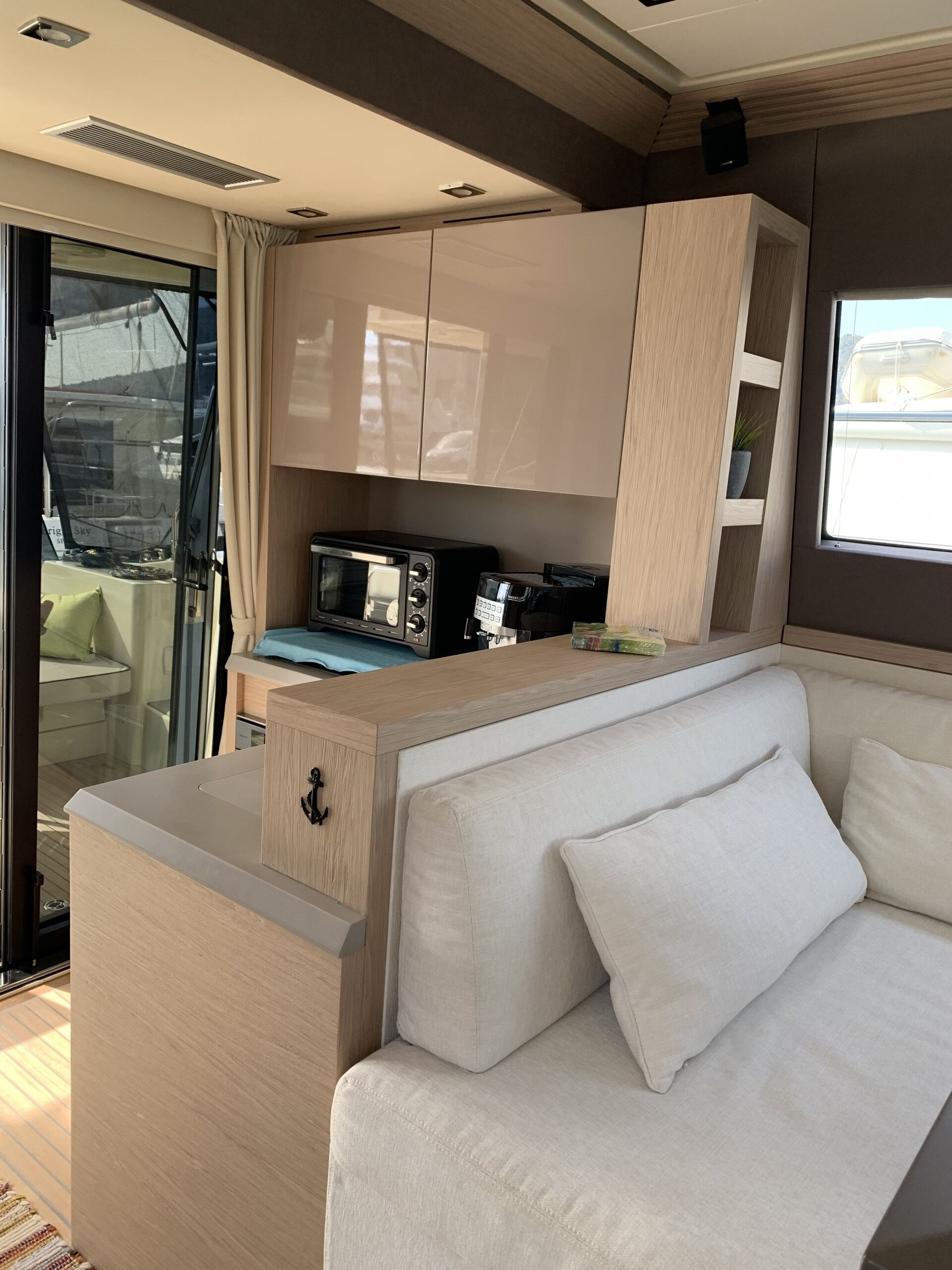 Una kitchenette funcional con microondas, cafetera y armarios.