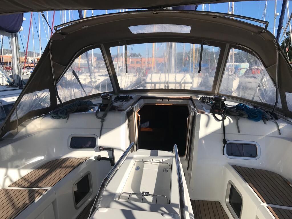 Bootinterieur met stuurwiel, bedieningspaneel en zithoek.