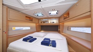 A compact, well-lit room with a bed, skylights, and built-in storage. - Sun-Kissed Sailing Adventure in Zadar, Croatia (Bibinje)