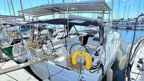 Ein Yachthafen mit vertäuten Booten, darunter ein Boot namens 'Aglaia'.