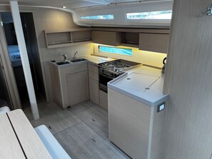 Private kitchen - Sun-Kissed Sailing Adventure in Zadar, Croatia (Bibinje)