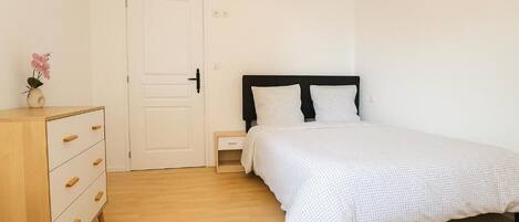 Iron/ironing board, bed sheets