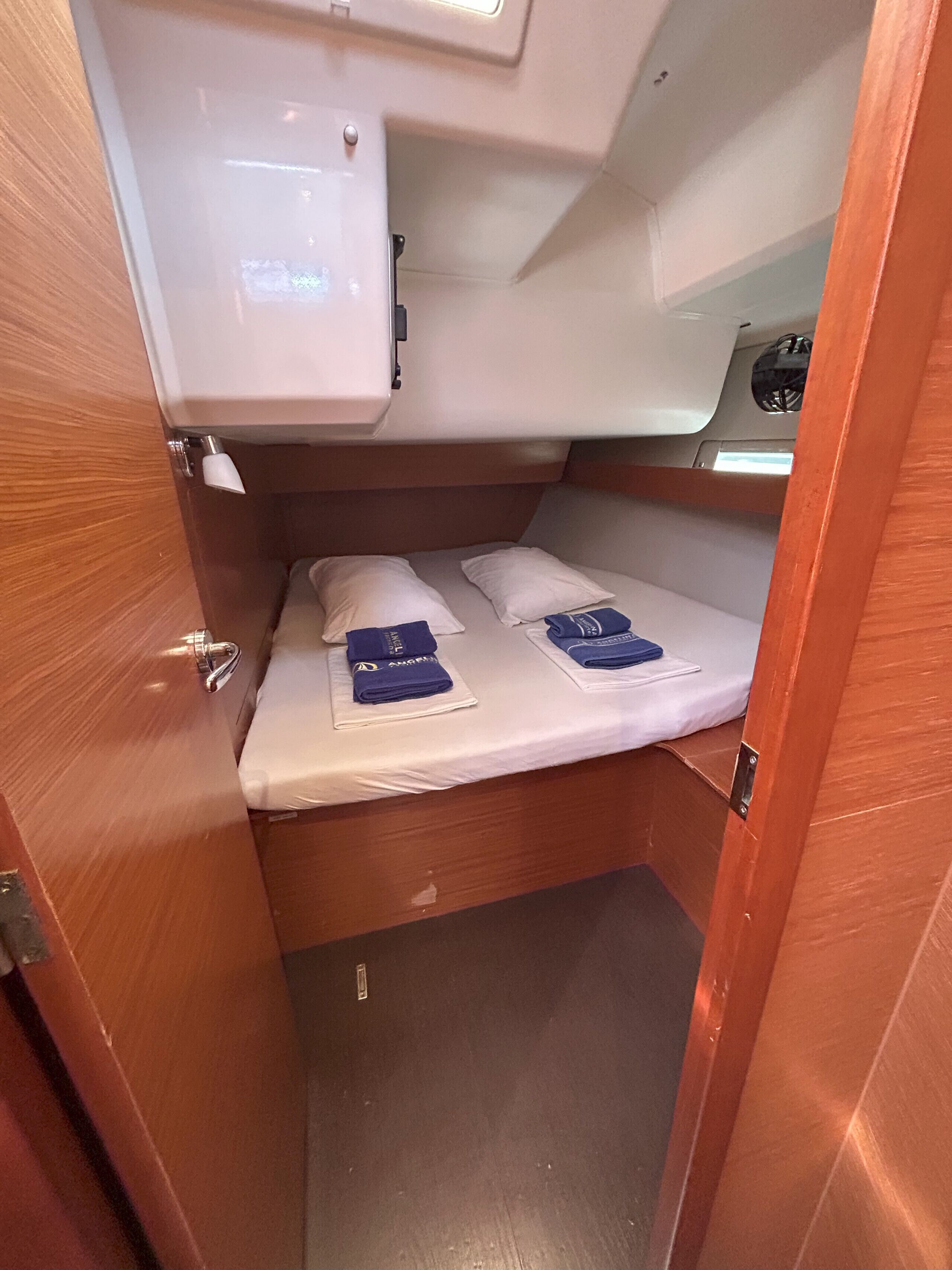 Eine kleine Holzhütte mit einem Etagenbett, einem kleinen Schrank und einer Bedienkonsole.