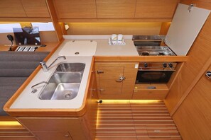 Private kitchen - Sun-Kissed Sailing Adventure in Zadar, Croatia (Biograd na moru)