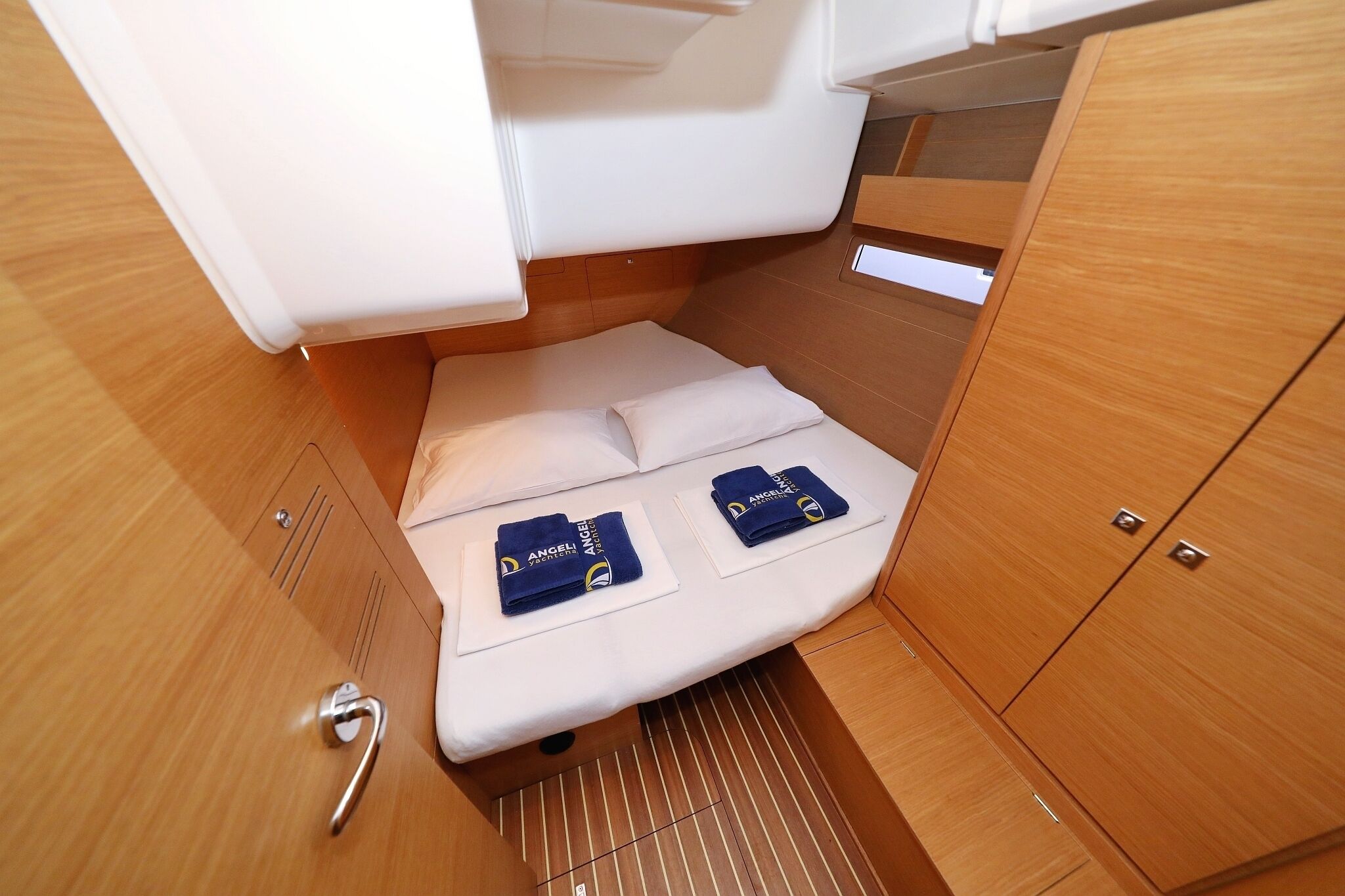 Una habitación pequeña con cama, un armario y una puerta.