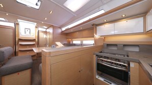 Una cocina compacta con estufa, horno y armarios empotrados.