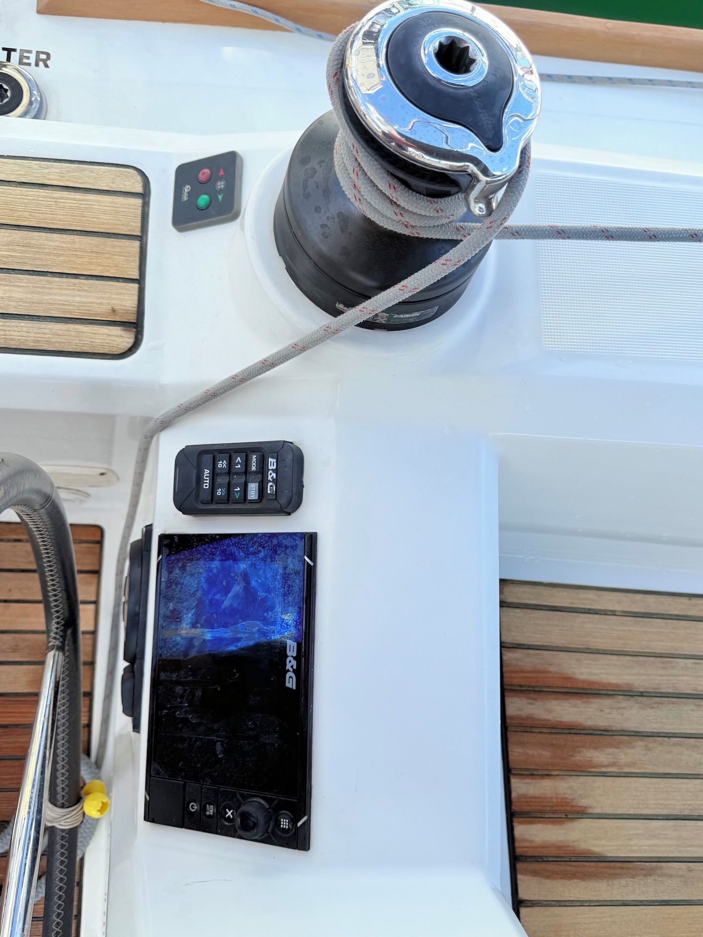 Panel de control con pantalla, joystick y un botón etiquetado 'AUTO'.