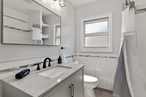 Bathroom - Delightful 2-bedroom apartment with AC in Los Angeles (Los Angeles)