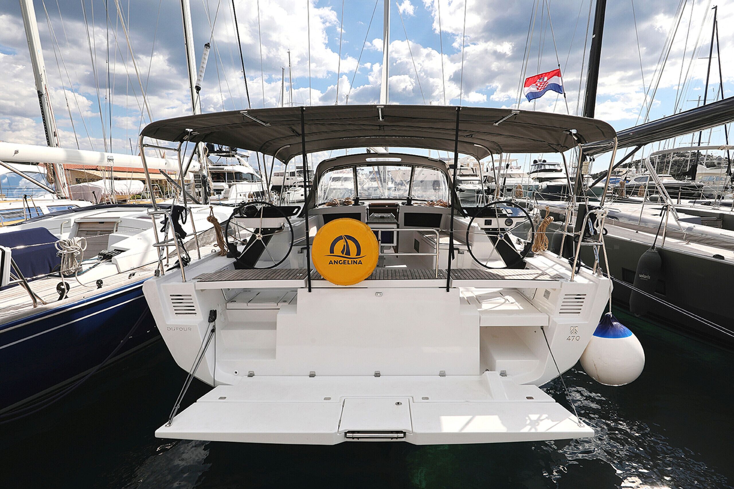 Ein Boot mit überdachter Deckfläche, Steuer und Flagge.
