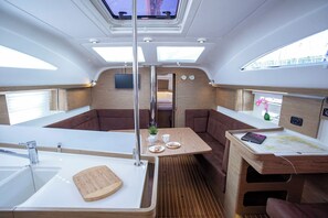 Um interior moderno com área de refeições, cozinha e espaço de estar com vista.