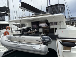 Un yacht doté d’un espace repas, d’un moteur hors-bord Yamaha et du logo « FOUNTAIN PAJOT ».