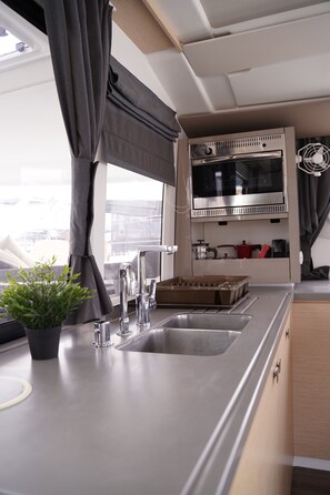 Private kitchen - Sun-Kissed Sailing Adventure in the Ionian Islands, Lefkada (Lefkada)