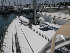 Un port de plaisance où sont amarrés de nombreux voiliers.