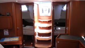 Espaço compacto com cama, escrivaninha e unidade de armazenamento.