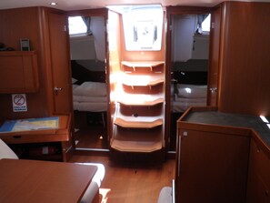 Ein gemütlicher Innenraum mit Bett, Schreibtisch und Stauraum.