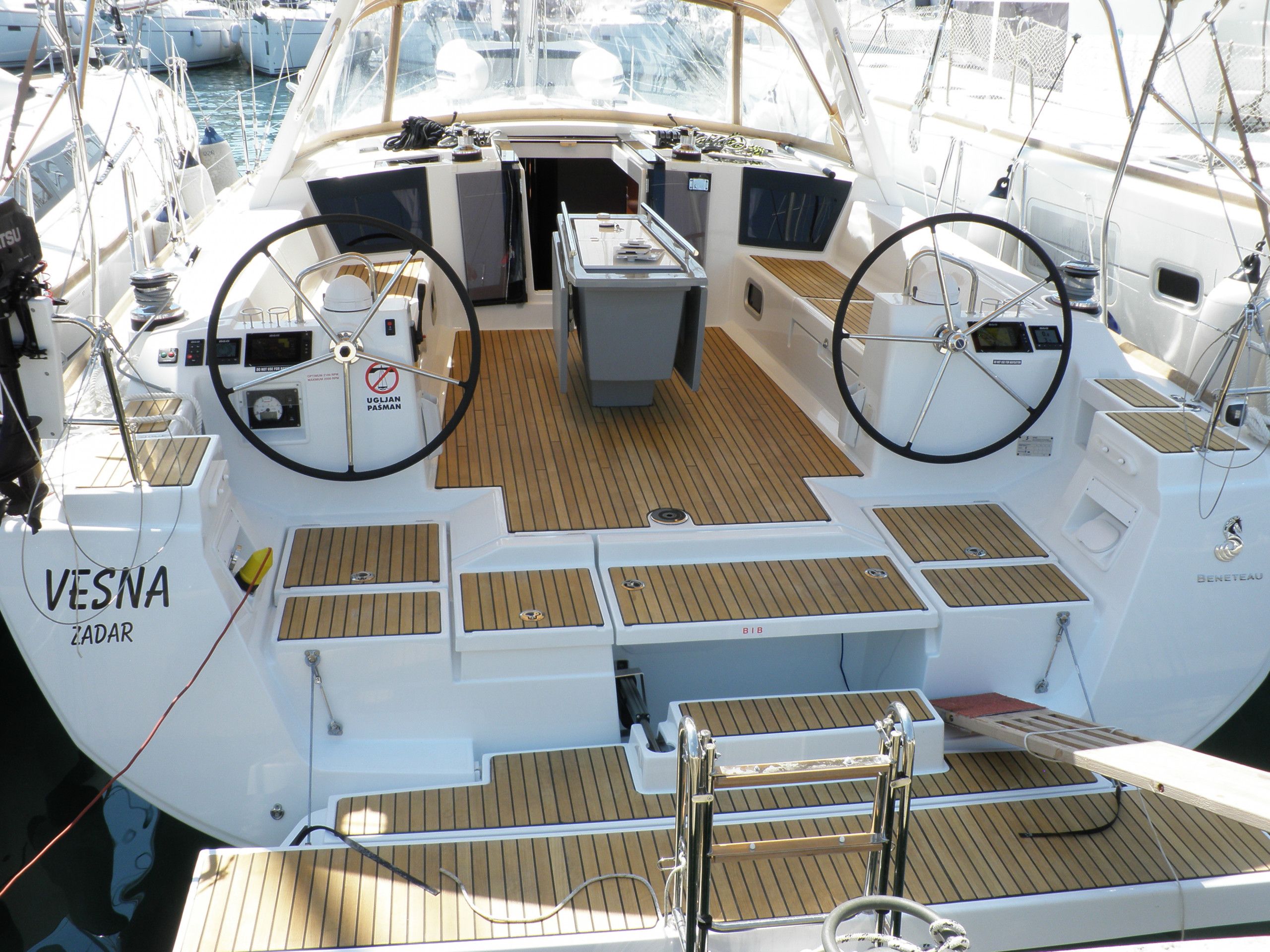 Cubierta de barco con una zona de estar central, paneles de control y el nombre 'VESNA ZADAR' en el costado.