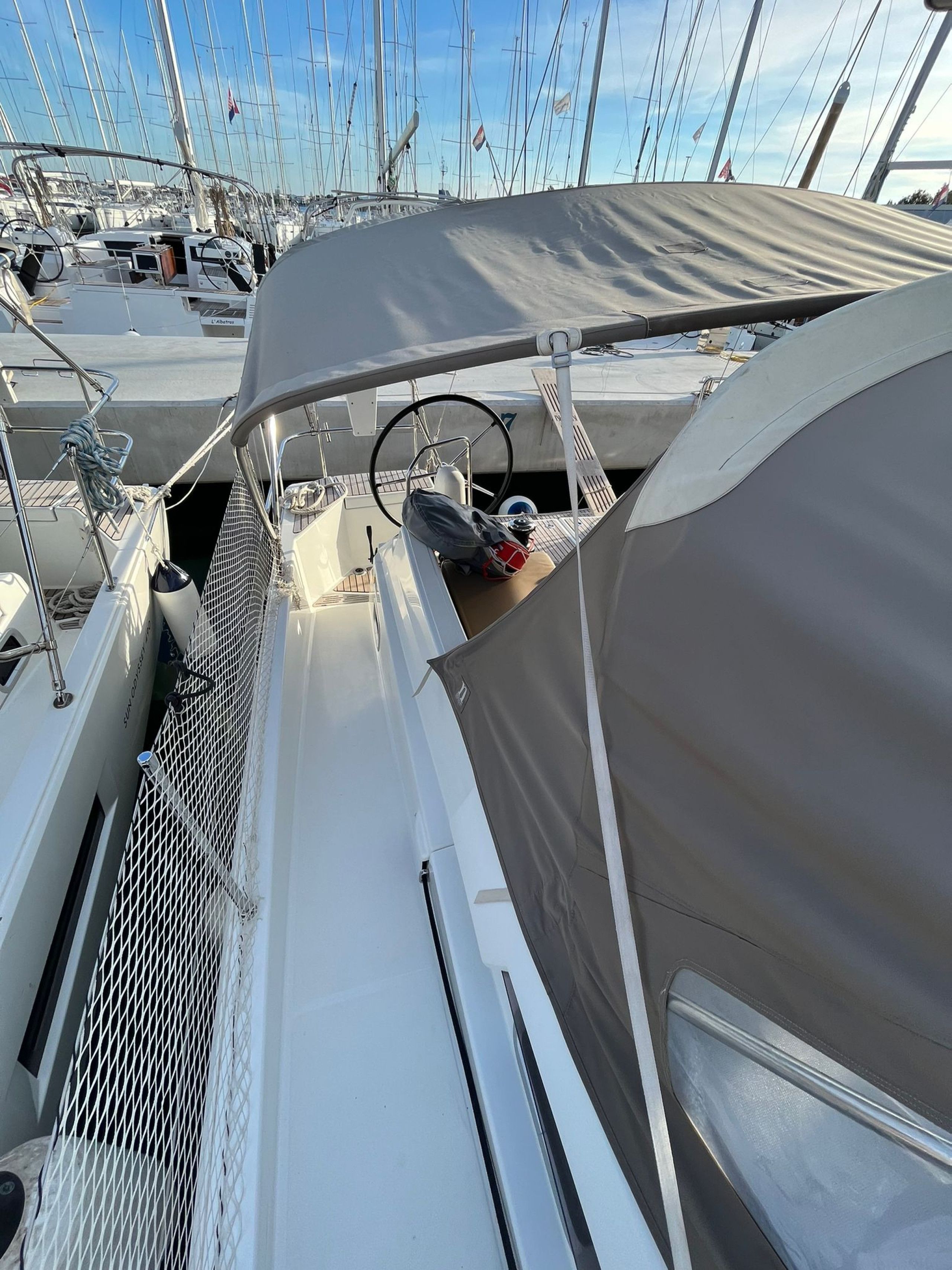 Ein Yachthafen mit mehreren dort liegenden Segelbooten.