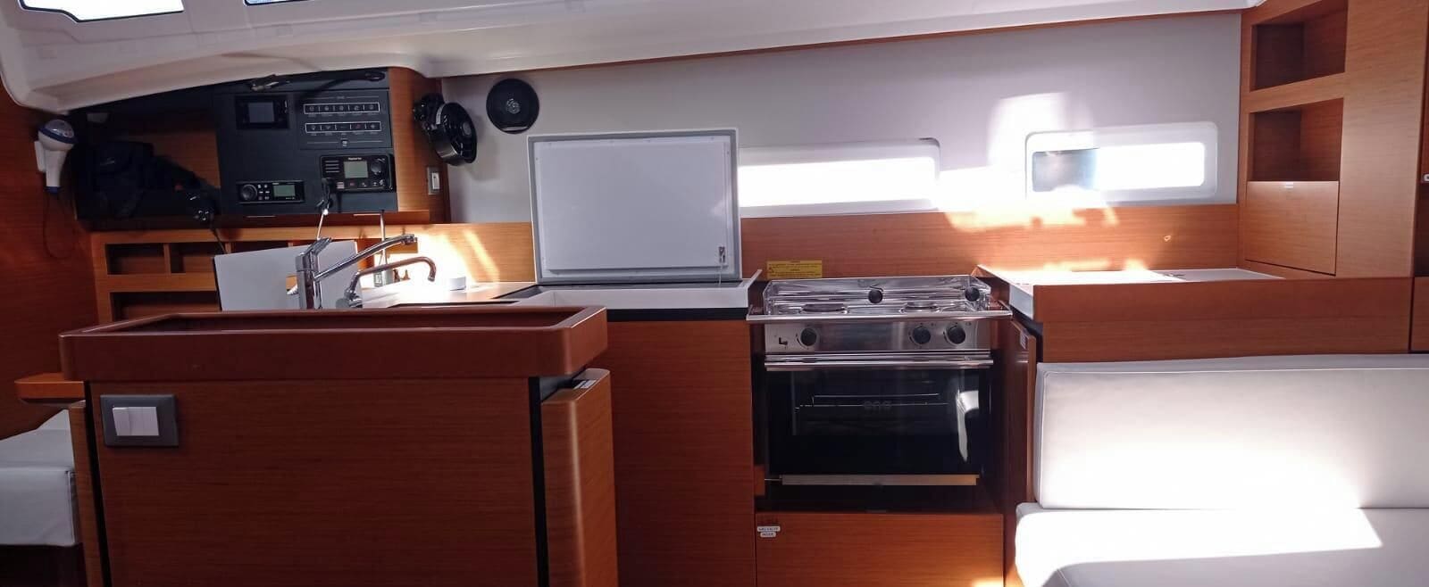 Una cocina compacta con estufa, microondas y pileta.