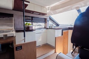 Private kitchen - Sun-Kissed Sailing Adventure in Zadar, Croatia (Bibinje)
