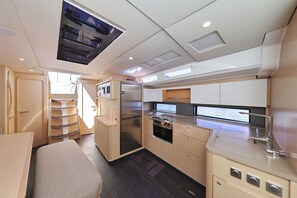 Private kitchen - Sun-Kissed Sailing Adventure in Zadar, Croatia (Bibinje)