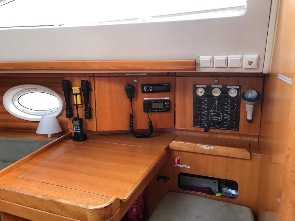 Interior de madera con una mesa, un teléfono, una radio y un panel de control.