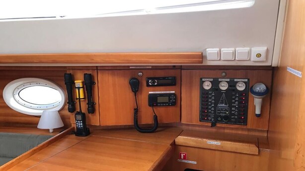 Un interno in legno con un tavolo, un telefono, una radio e un pannello di controllo.