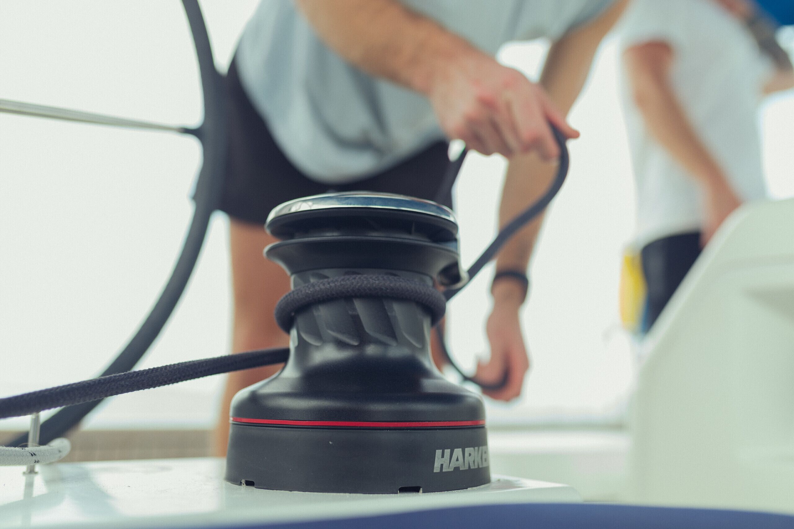 En närbild på en svart apparat med varumärket ”HANKEL” på, som är ansluten till en kabel.