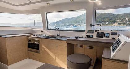 Caribbean Sun-Kissed Sailing: A Luxurious Beach Experience from Martinica, Le Marin