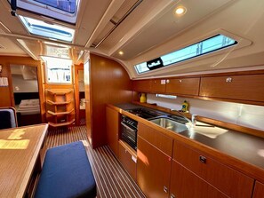 Private kitchen - Sun-Kissed Sailing Adventure in Zadar, Croatia (Bibinje)