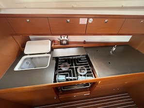 Private kitchen - Sun-Kissed Sailing Adventure in Zadar, Croatia (Bibinje)