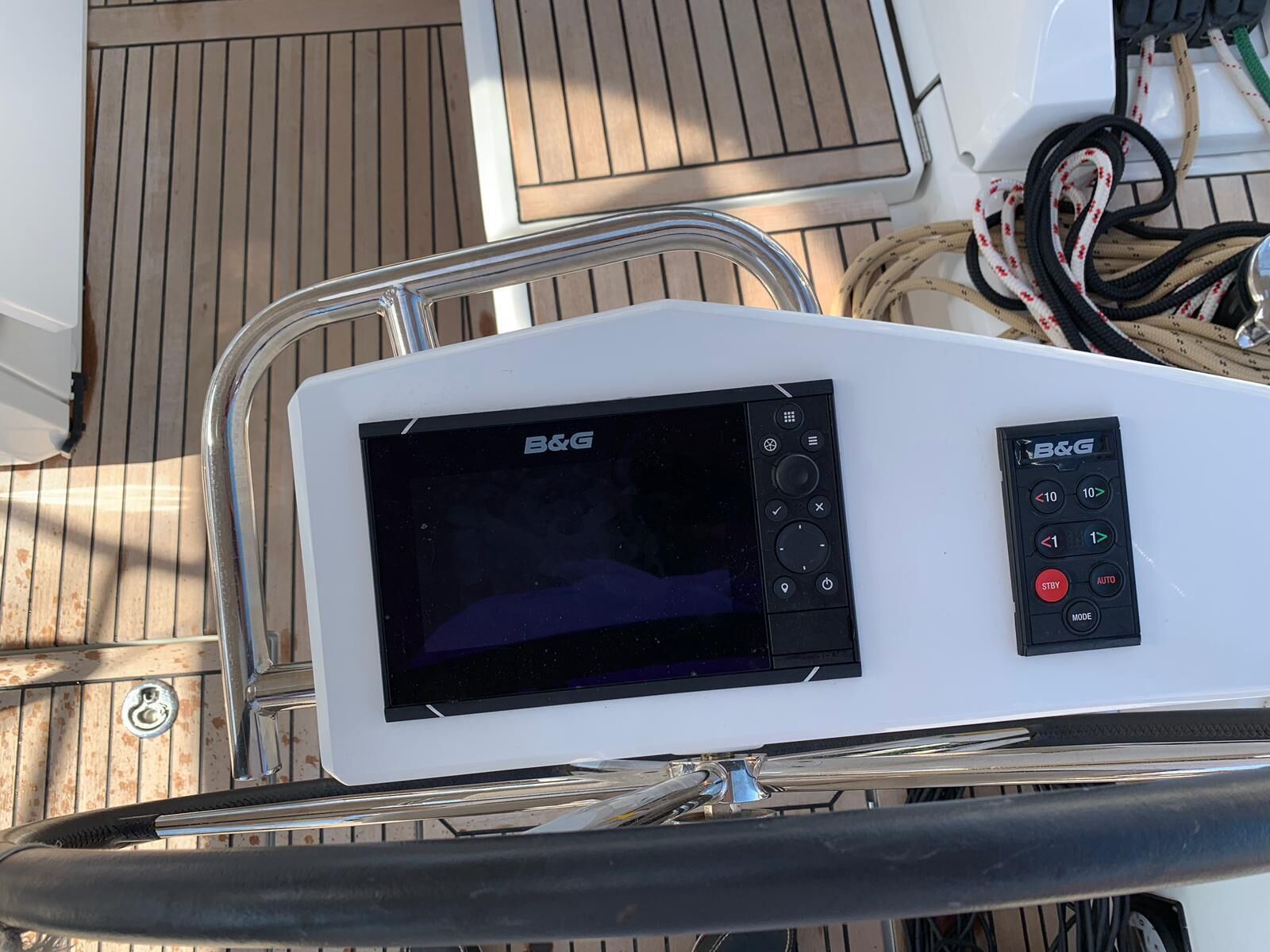 Painel de controlo B&G numa plataforma de barco.