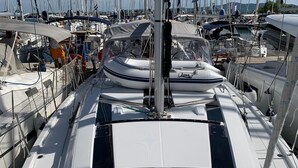 Una marina con diverse barche a vela ormeggiate.