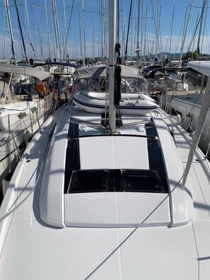 Ein Yachthafen mit mehreren Segelbooten, die dort liegen.