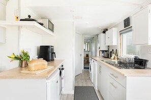Kühlschrank, Ofen, Toaster, Kochgeschirr/Geschirr/Besteck