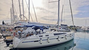 Una marina con diverse barche a vela ormeggiate.