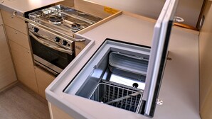 A compact kitchen with a stove, oven, and built-in dishwasher. - Sun-Kissed Sailing Adventure in Zadar, Croatia (Zadar)