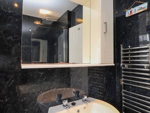 Shower - Ger y Mynydd, 2 Cae Ty Coch (Brynteg)