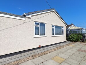 Exterior - Ger y Mynydd, 2 Cae Ty Coch (Brynteg)