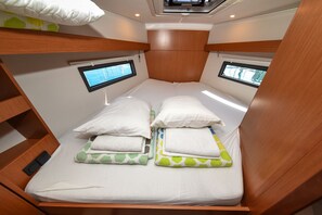 Een knus, goed verlicht vakantiehuisje met een stapelbed, twee ramen en een dakraam.