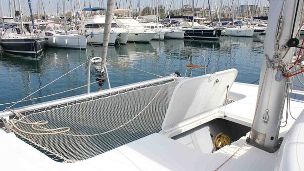 Una marina con varios veleros amarrados.