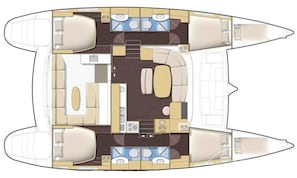 Interior de barco con comedor, cocina y dos zonas de estar separadas.