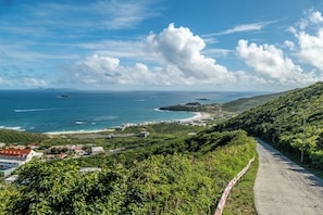 Eine Küstenstraße mit Blick auf das Meer und eine entfernte Insel.