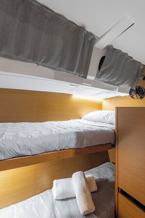 4 bedrooms - Sun-Kissed Sailing Adventure in Islas Sarónicas (Alimos)